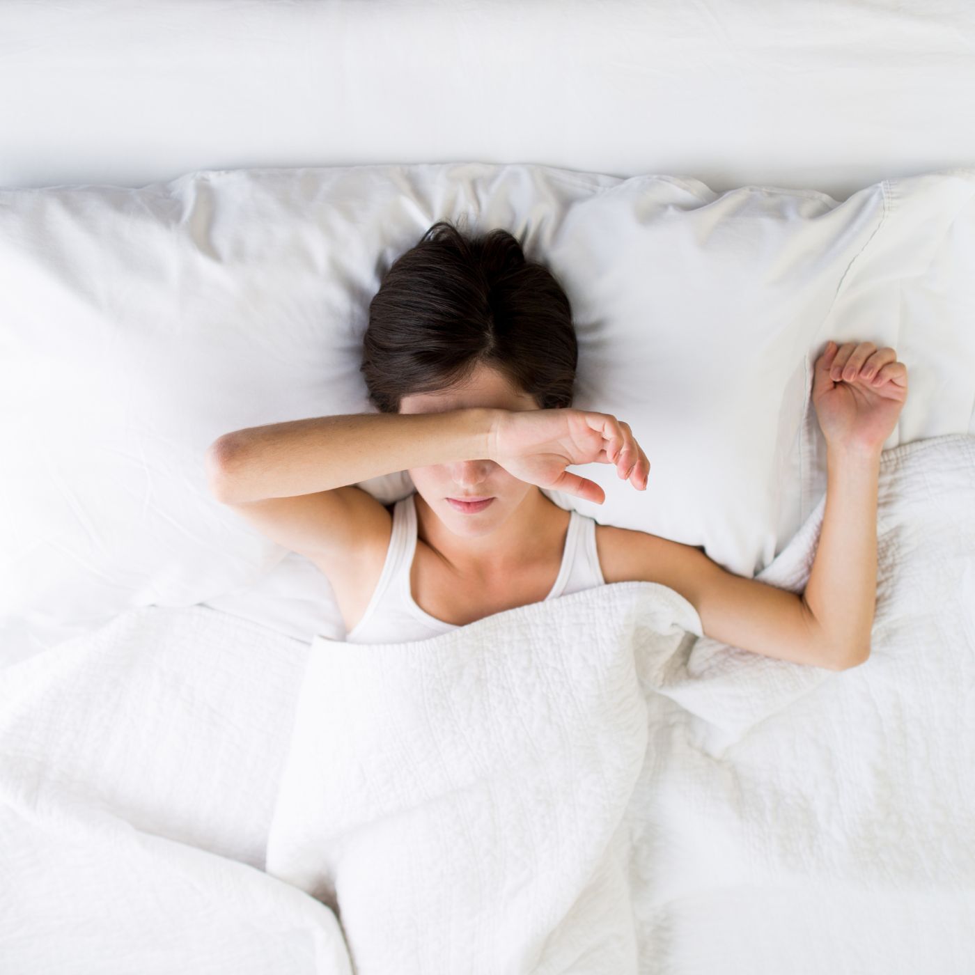 Sleep your way to glowing skin: 10 tips and hacks for better sleep during the holidays